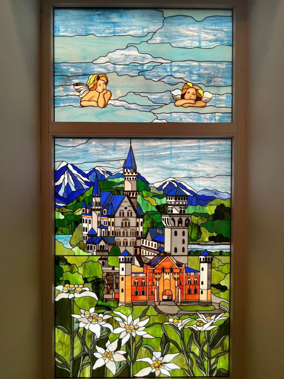 Художественный витраж изготовлен в технике «Тиффани» с элементами фьюзинга для интерьера частного дома