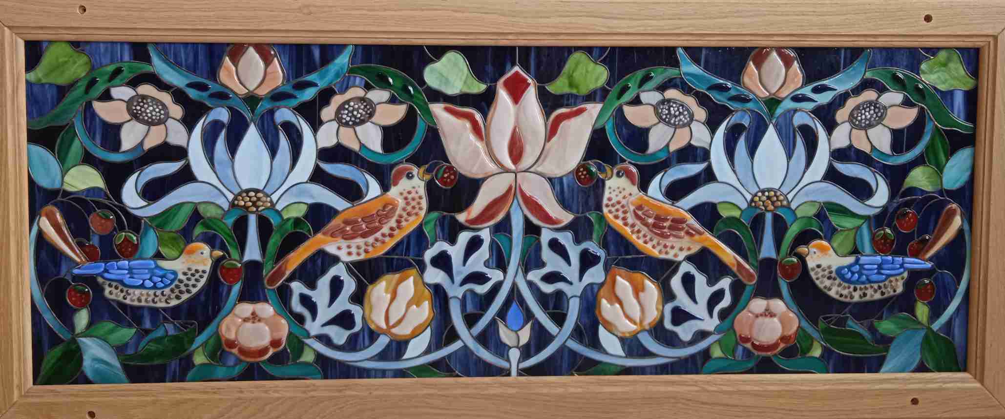 Художественный витраж изготовлен в технике «Тиффани» с элементами фьюзинга для интерьера частного дома